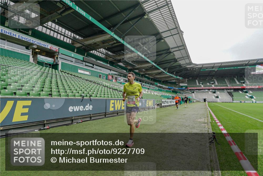 05.10.2025 - 20. swb-Marathon Bremen Michael Burmester http://msf.ph/oto/9227709 05.10.2025 12:13:08 Laufen im Stadion 304, 410, 529, 542, 600, 1113, 1437, 1509, 1771, 1948, 2116, 2159, 2292, 717, 2053 meine-sportfotos.de