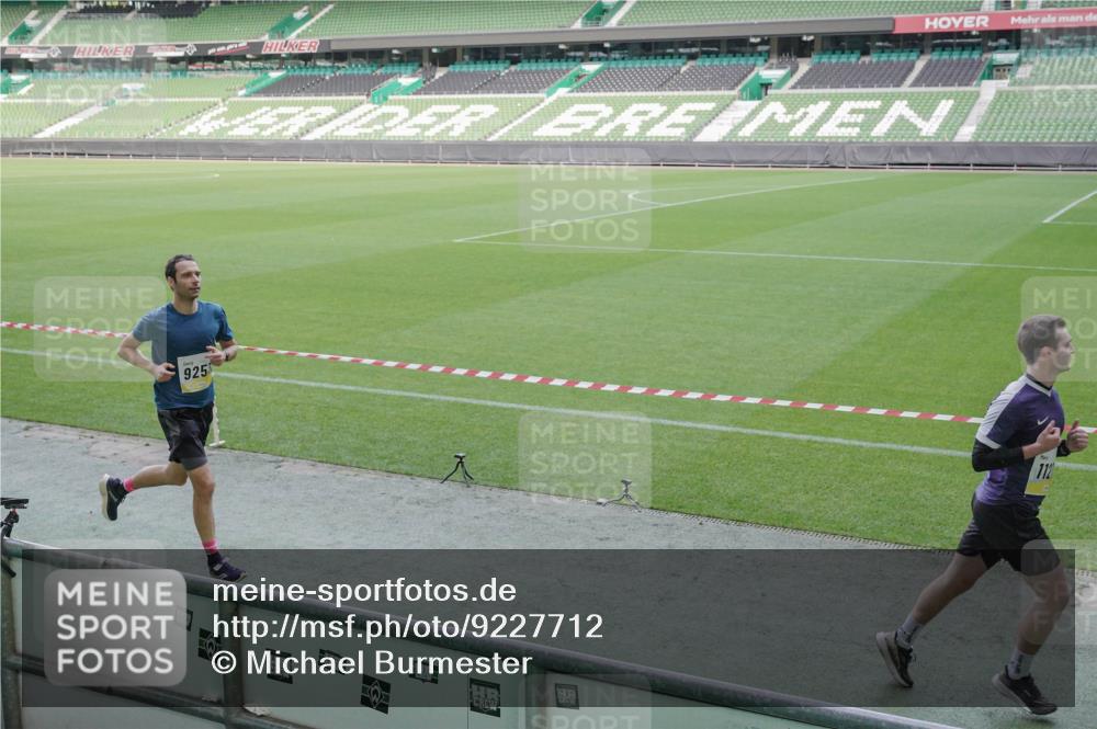 05.10.2025 - 20. swb-Marathon Bremen Michael Burmester http://msf.ph/oto/9227712 05.10.2025 10:24:40 Laufen im Stadion 8187, 9253, 9364, 9524, 9700, 10208, 10229, 10375, 10592, 10691, 10744, 10838, 10880, 10910, 10979, 11217, 11304, 11476, 11640, 11701, 11725, 9262, 10276, 10592, 11086, 11114, 11418, 11567, 11710 meine-sportfotos.de