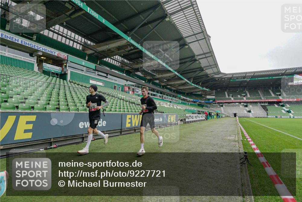 05.10.2025 - 20. swb-Marathon Bremen Michael Burmester http://msf.ph/oto/9227721 05.10.2025 12:13:13 Laufen im Stadion 304, 410, 529, 542, 600, 1113, 1437, 1509, 1771, 1948, 2116, 2159, 2292, 717, 2053 meine-sportfotos.de