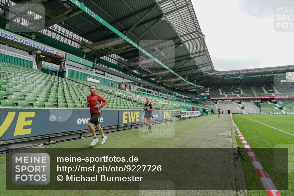 05.10.2025 - 20. swb-Marathon Bremen Michael Burmester http://msf.ph/oto/9227726 05.10.2025 12:14:24 Laufen im Stadion 157, 604, 304, 410 meine-sportfotos.de