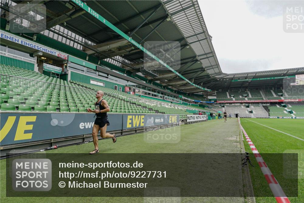 05.10.2025 - 20. swb-Marathon Bremen Michael Burmester http://msf.ph/oto/9227731 05.10.2025 12:14:25 Laufen im Stadion 157, 604, 304 meine-sportfotos.de