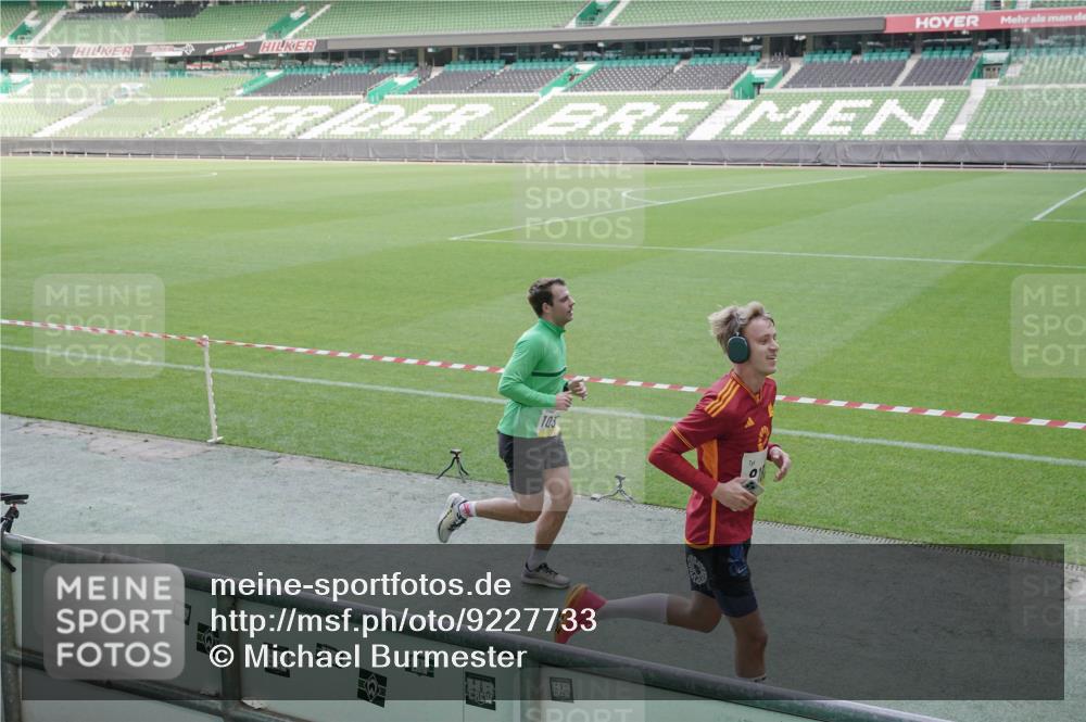 05.10.2025 - 20. swb-Marathon Bremen Michael Burmester http://msf.ph/oto/9227733 05.10.2025 10:24:43 Laufen im Stadion 8187, 9253, 9364, 9524, 9700, 10208, 10229, 10375, 10691, 10744, 10838, 10880, 10910, 10979, 11217, 11304, 11476, 11640, 11701, 11725, 9262, 10276, 10592, 11086, 11418, 11567, 11701 meine-sportfotos.de