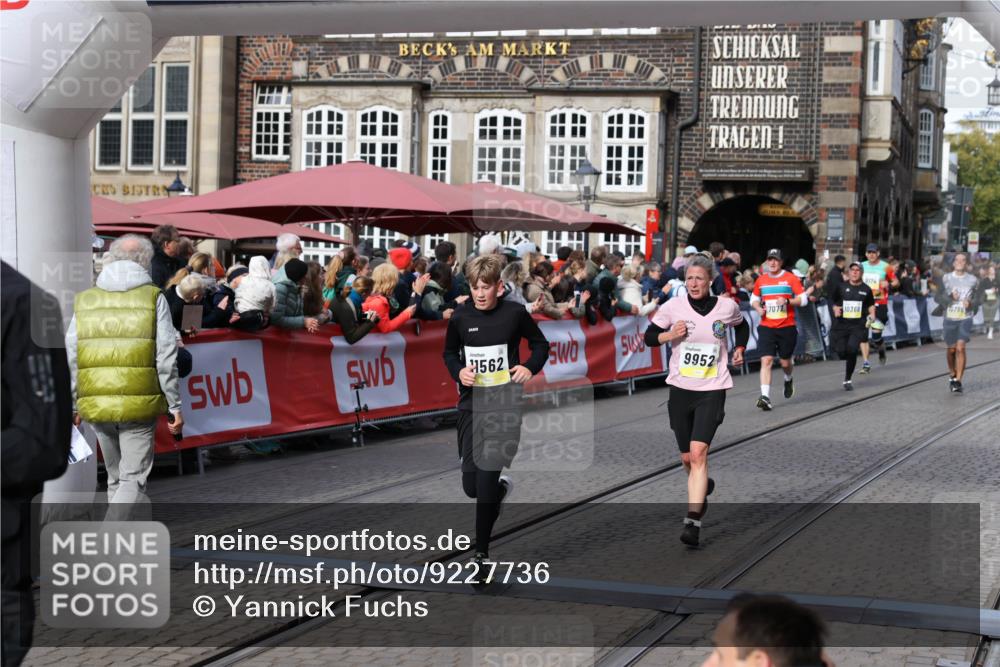 05.10.2025 - 20. swb-Marathon Bremen Yannick Fuchs http://msf.ph/oto/9227736 05.10.2025 10:58:20 Ziel 9330, 9634, 9952, 10377, 10398, 10459, 10620, 11562, 11608 meine-sportfotos.de