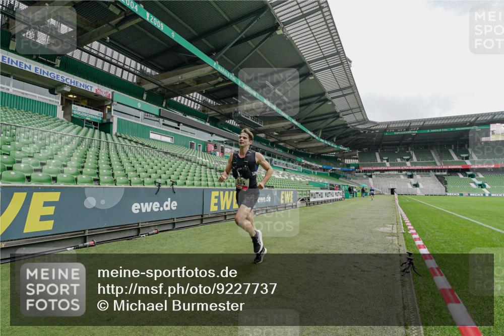 05.10.2025 - 20. swb-Marathon Bremen Michael Burmester http://msf.ph/oto/9227737 05.10.2025 12:14:32 Laufen im Stadion 157, 604, 956 meine-sportfotos.de