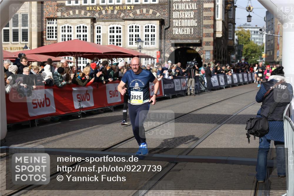 05.10.2025 - 20. swb-Marathon Bremen Yannick Fuchs http://msf.ph/oto/9227739 05.10.2025 11:01:26 Ziel 9182, 9613, 9925, 10544, 10762, 10914, 11337, 11338, 11597, 11680, 11688 meine-sportfotos.de