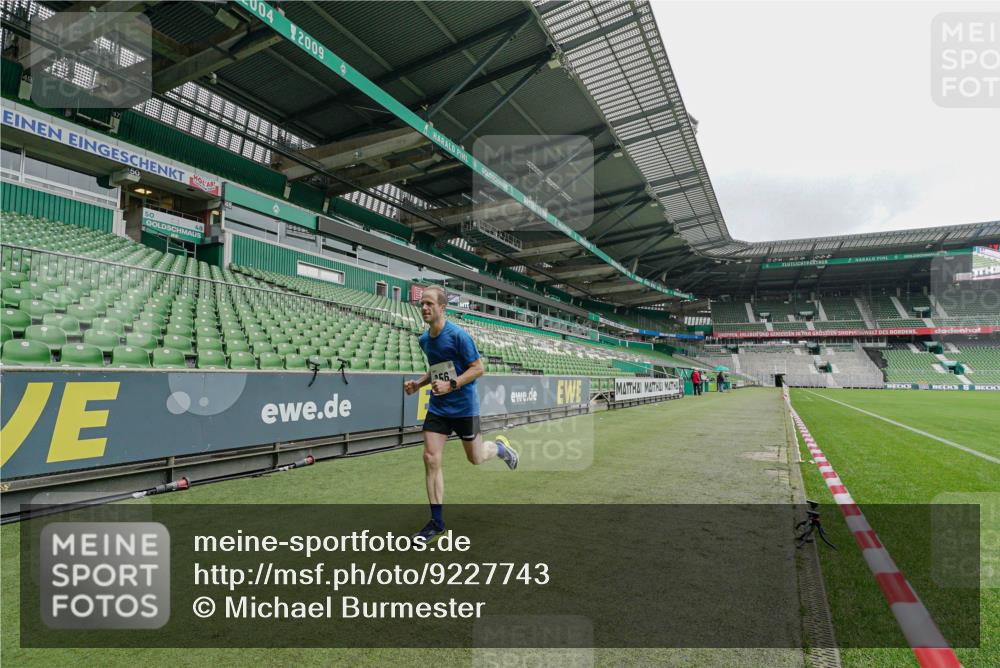 05.10.2025 - 20. swb-Marathon Bremen Michael Burmester http://msf.ph/oto/9227743 05.10.2025 12:14:40 Laufen im Stadion 157, 604, 956 meine-sportfotos.de