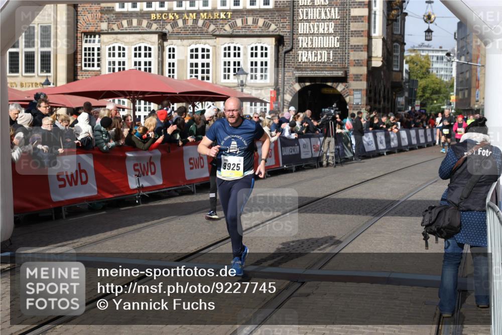 05.10.2025 - 20. swb-Marathon Bremen Yannick Fuchs http://msf.ph/oto/9227745 05.10.2025 11:01:26 Ziel 9182, 9613, 9925, 10544, 10762, 10914, 11337, 11338, 11597, 11680, 11688 meine-sportfotos.de