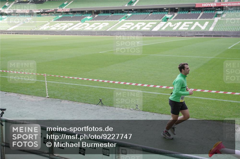 05.10.2025 - 20. swb-Marathon Bremen Michael Burmester http://msf.ph/oto/9227747 05.10.2025 10:24:44 Laufen im Stadion 8187, 9253, 9364, 9524, 9700, 10208, 10229, 10375, 10691, 10744, 10838, 10880, 10910, 10979, 11217, 11304, 11476, 11640, 11725, 9262, 10276, 10592, 11086, 11418, 11701 meine-sportfotos.de
