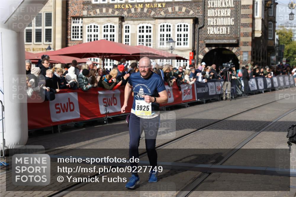 05.10.2025 - 20. swb-Marathon Bremen Yannick Fuchs http://msf.ph/oto/9227749 05.10.2025 11:01:26 Ziel 9182, 9613, 9925, 10544, 10762, 10914, 11337, 11338, 11597, 11680, 11688 meine-sportfotos.de