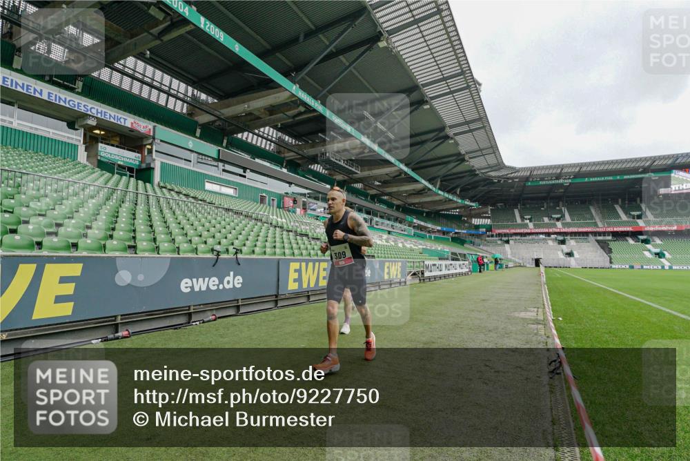 05.10.2025 - 20. swb-Marathon Bremen Michael Burmester http://msf.ph/oto/9227750 05.10.2025 12:15:39 Laufen im Stadion 309, 1663, 604, 956 meine-sportfotos.de