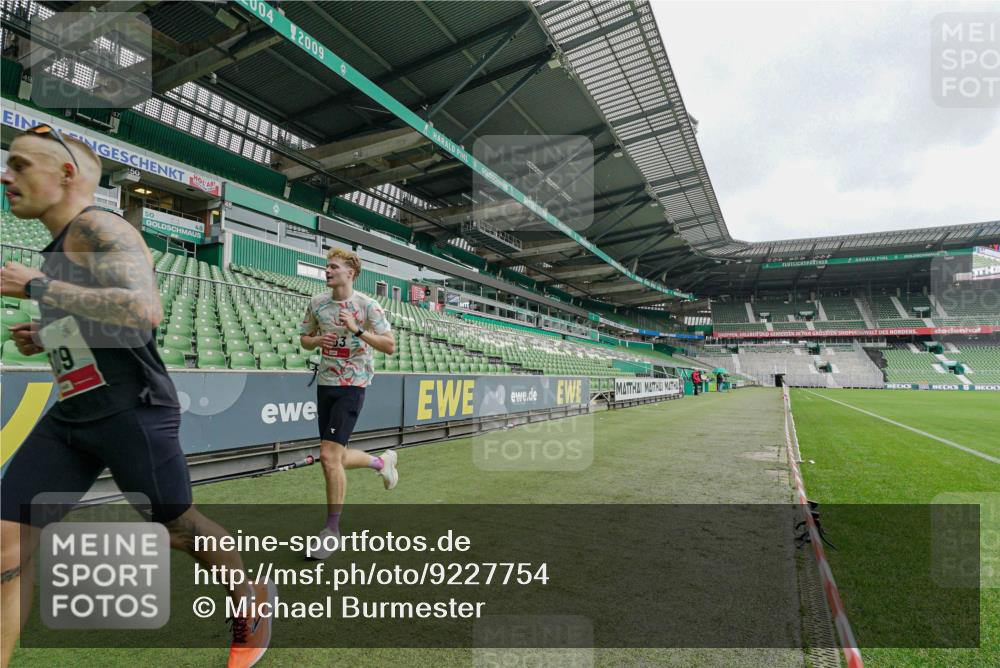 05.10.2025 - 20. swb-Marathon Bremen Michael Burmester http://msf.ph/oto/9227754 05.10.2025 12:15:40 Laufen im Stadion 309, 1663, 604, 956 meine-sportfotos.de