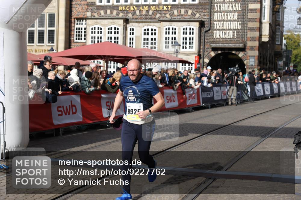 05.10.2025 - 20. swb-Marathon Bremen Yannick Fuchs http://msf.ph/oto/9227762 05.10.2025 11:01:27 Ziel 9613, 9925, 10544, 10762, 11597, 11680, 11688 meine-sportfotos.de
