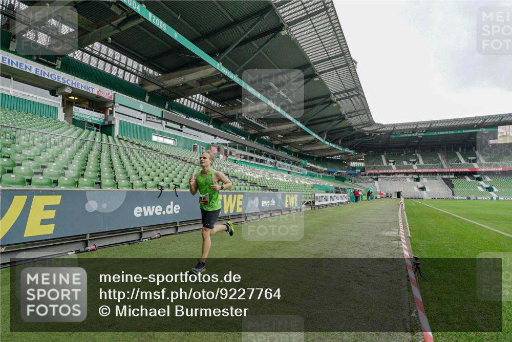 05.10.2025 - 20. swb-Marathon Bremen Michael Burmester http://msf.ph/oto/9227764 05.10.2025 12:17:19 Laufen im Stadion 705, 888 meine-sportfotos.de