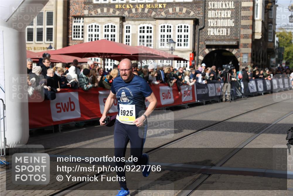 05.10.2025 - 20. swb-Marathon Bremen Yannick Fuchs http://msf.ph/oto/9227766 05.10.2025 11:01:27 Ziel 9613, 9925, 10544, 10762, 11597, 11680, 11688 meine-sportfotos.de