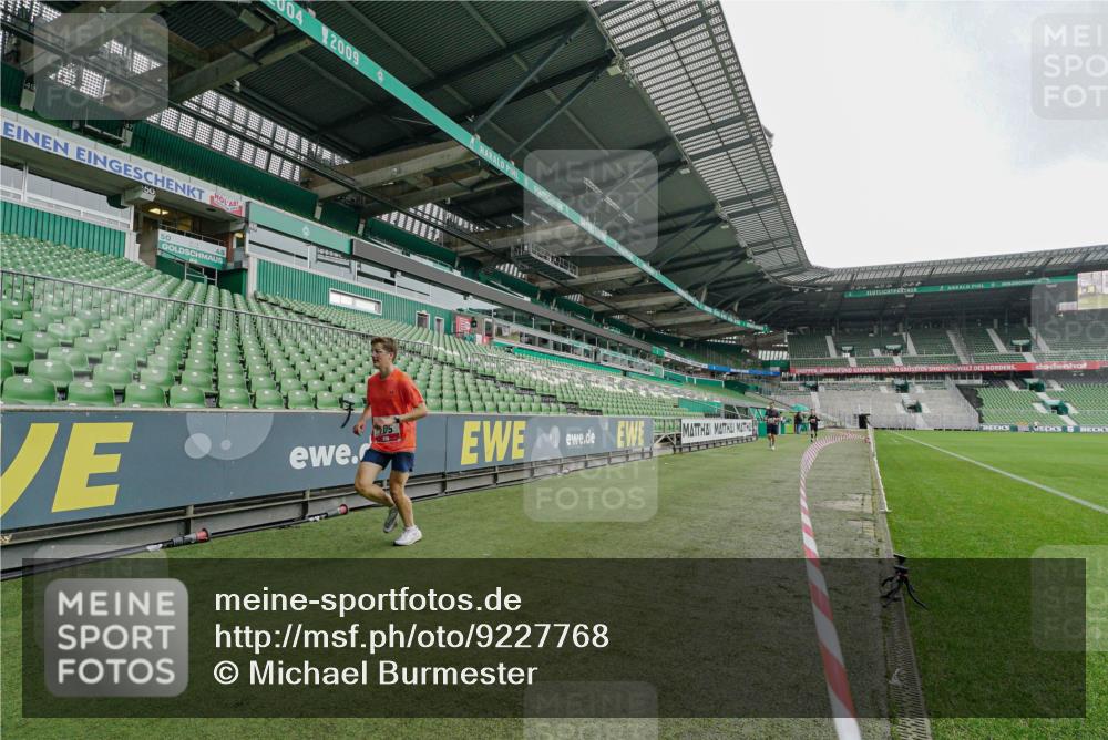 05.10.2025 - 20. swb-Marathon Bremen Michael Burmester http://msf.ph/oto/9227768 05.10.2025 12:17:31 Laufen im Stadion 705, 888, 1632, 1994 meine-sportfotos.de