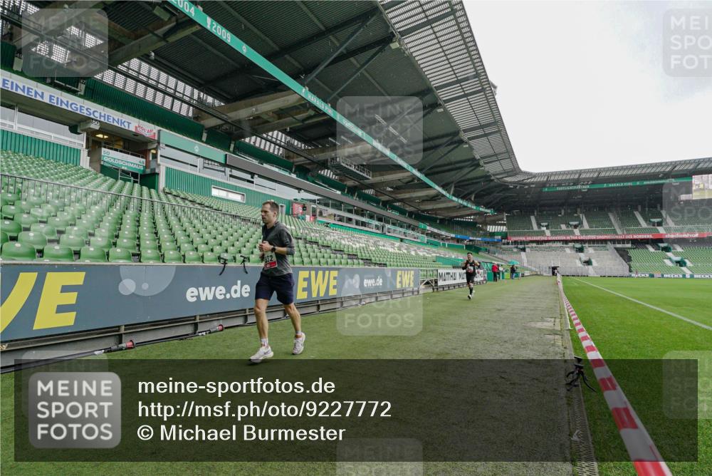 05.10.2025 - 20. swb-Marathon Bremen Michael Burmester http://msf.ph/oto/9227772 05.10.2025 12:17:37 Laufen im Stadion 705, 888, 1632, 1994 meine-sportfotos.de