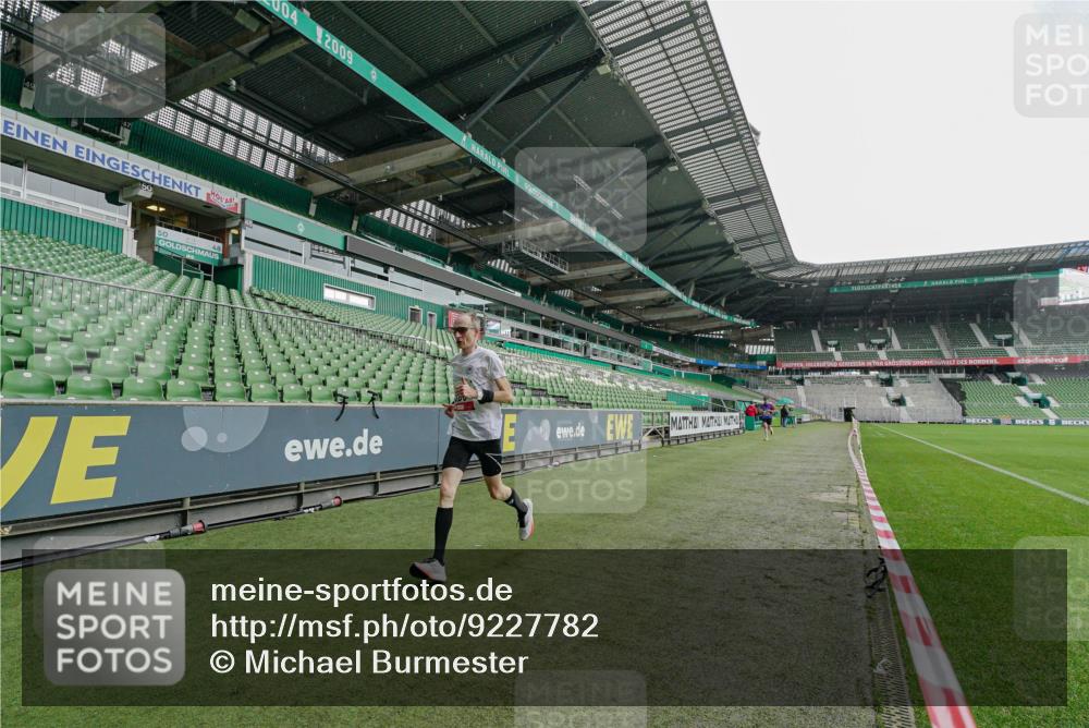 05.10.2025 - 20. swb-Marathon Bremen Michael Burmester http://msf.ph/oto/9227782 05.10.2025 12:18:06 Laufen im Stadion 302, 308, 705, 888, 1632, 1994 meine-sportfotos.de