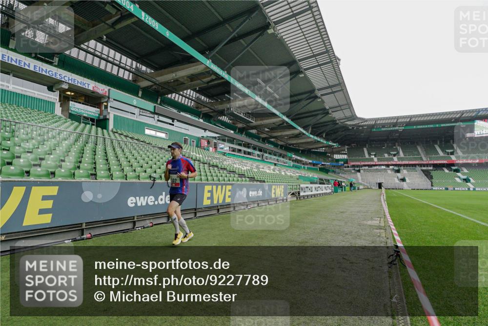 05.10.2025 - 20. swb-Marathon Bremen Michael Burmester http://msf.ph/oto/9227789 05.10.2025 12:18:12 Laufen im Stadion 302, 308, 705, 1632, 1994, 705, 888 meine-sportfotos.de