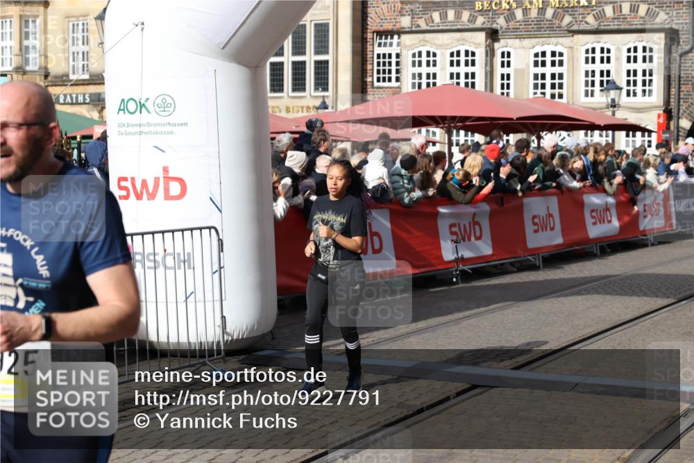 05.10.2025 - 20. swb-Marathon Bremen Yannick Fuchs http://msf.ph/oto/9227791 05.10.2025 11:01:28 Ziel 9613, 9925, 10544, 10762, 11680, 11688 meine-sportfotos.de