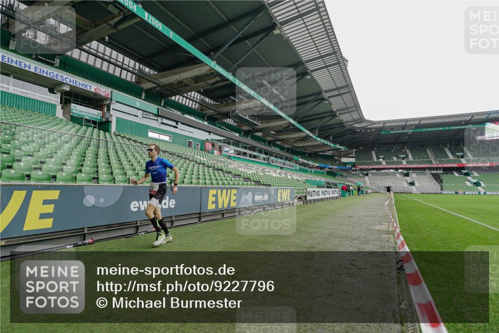 05.10.2025 - 20. swb-Marathon Bremen Michael Burmester http://msf.ph/oto/9227796 05.10.2025 12:19:04 Laufen im Stadion 87, 302, 308 meine-sportfotos.de