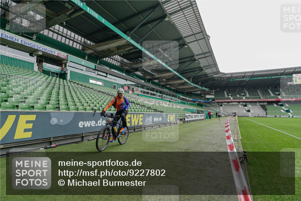05.10.2025 - 20. swb-Marathon Bremen Michael Burmester http://msf.ph/oto/9227802 05.10.2025 12:20:02 Laufen im Stadion 1101, 1954, 87 meine-sportfotos.de