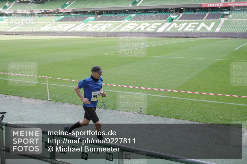 05.10.2025 - 20. swb-Marathon Bremen Michael Burmester http://msf.ph/oto/9227811 05.10.2025 10:24:53 Laufen im Stadion 8187, 9253, 9302, 9364, 9524, 9558, 9700, 9775, 10104, 10155, 10208, 10375, 10541, 10553, 10652, 10691, 10744, 10838, 10880, 10910, 10979, 11217, 11230, 11256, 11304, 11476, 11581, 11640, 11725, 9262, 10229, 10592, 11086, 11701 meine-sportfotos.de