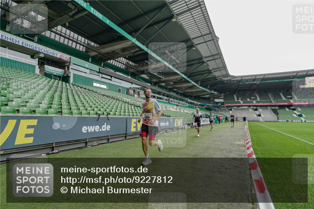 05.10.2025 - 20. swb-Marathon Bremen Michael Burmester http://msf.ph/oto/9227812 05.10.2025 12:20:21 Laufen im Stadion 909, 953, 964, 1101, 1528, 1954 meine-sportfotos.de