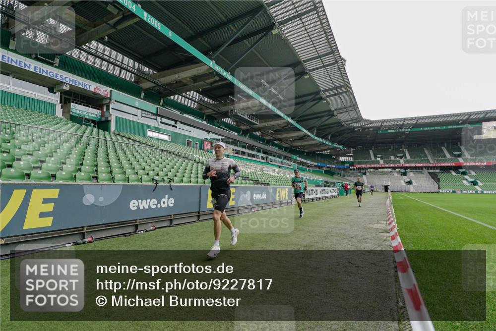 05.10.2025 - 20. swb-Marathon Bremen Michael Burmester http://msf.ph/oto/9227817 05.10.2025 12:20:23 Laufen im Stadion 158, 909, 953, 964, 1101, 1528, 1954 meine-sportfotos.de