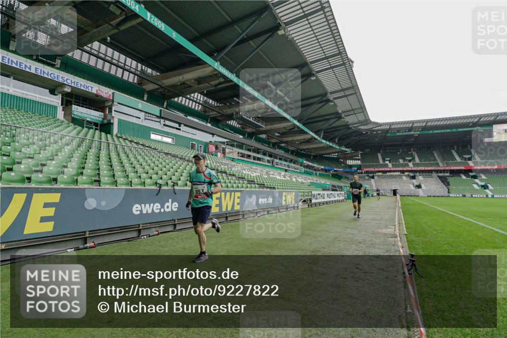 05.10.2025 - 20. swb-Marathon Bremen Michael Burmester http://msf.ph/oto/9227822 05.10.2025 12:20:24 Laufen im Stadion 158, 909, 953, 964, 1101, 1528, 1954 meine-sportfotos.de