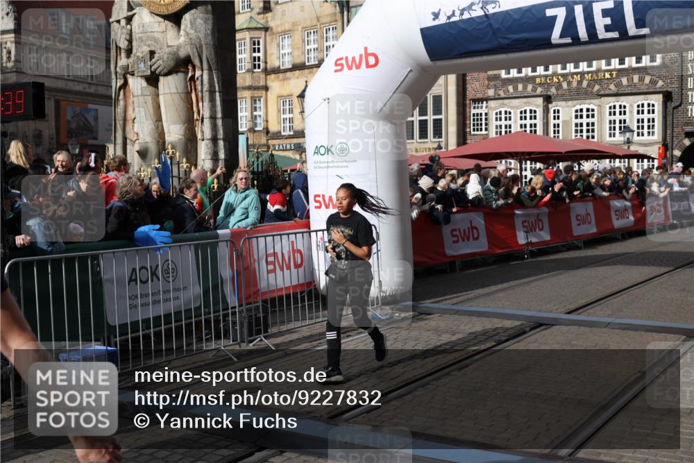 05.10.2025 - 20. swb-Marathon Bremen Yannick Fuchs http://msf.ph/oto/9227832 05.10.2025 11:01:29 Ziel 9925, 10762, 11680, 11688 meine-sportfotos.de