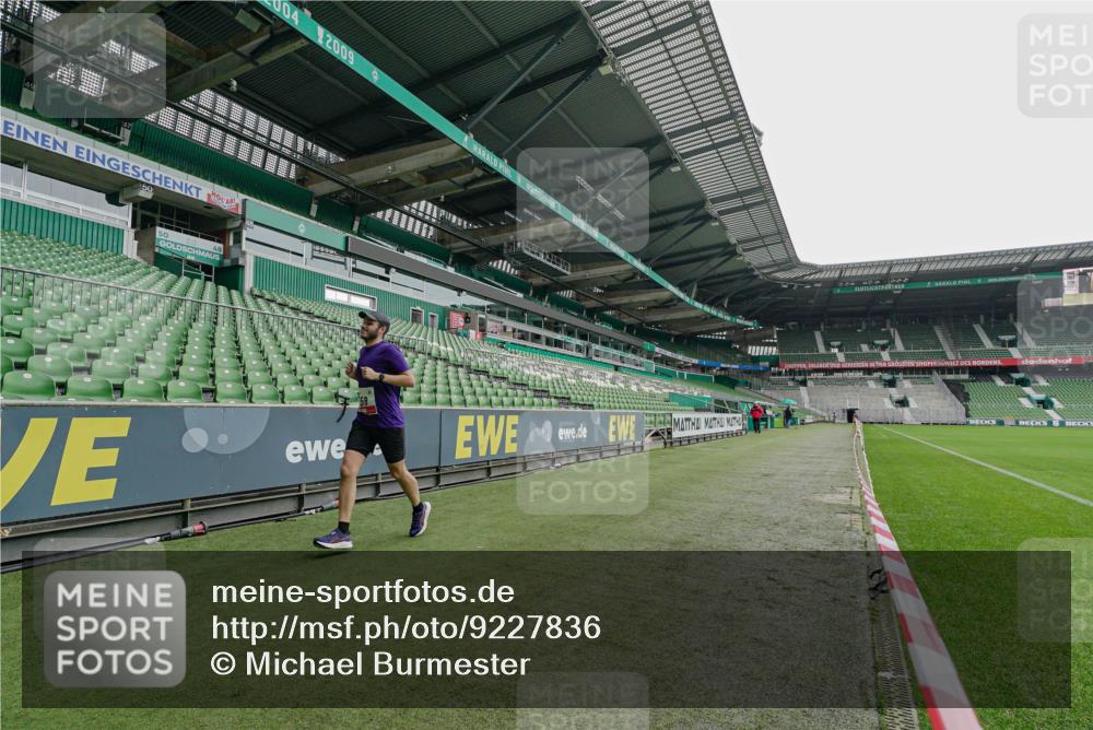 05.10.2025 - 20. swb-Marathon Bremen Michael Burmester http://msf.ph/oto/9227836 05.10.2025 12:20:35 Laufen im Stadion 158, 909, 953, 964, 1101, 1528, 1954 meine-sportfotos.de