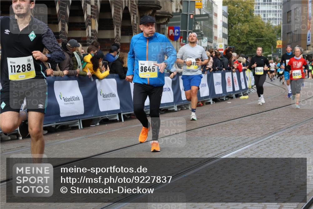 05.10.2025 - 20. swb-Marathon Bremen Strokosch-Dieckow http://msf.ph/oto/9227837 05.10.2025 10:50:10 Ziel 9485, 9579, 9645, 9689, 9787, 10022, 10246, 10356, 10400, 10443, 11104, 11208, 11288, 11295 meine-sportfotos.de