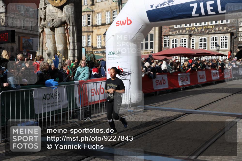 05.10.2025 - 20. swb-Marathon Bremen Yannick Fuchs http://msf.ph/oto/9227843 05.10.2025 11:01:29 Ziel 9925, 10762, 11680, 11688 meine-sportfotos.de