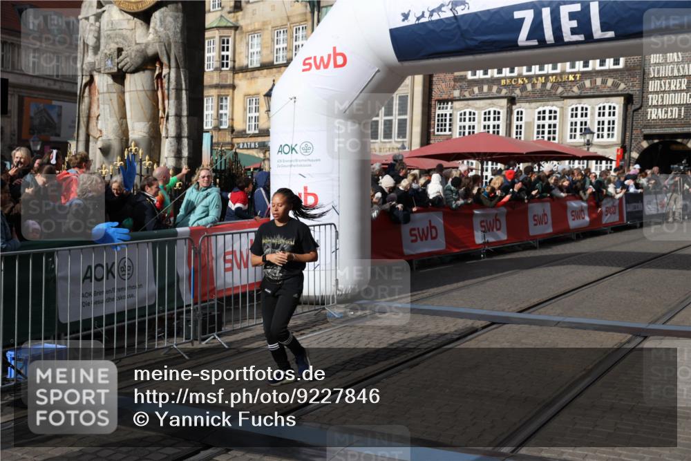 05.10.2025 - 20. swb-Marathon Bremen Yannick Fuchs http://msf.ph/oto/9227846 05.10.2025 11:01:29 Ziel 9925, 10762, 11680, 11688 meine-sportfotos.de