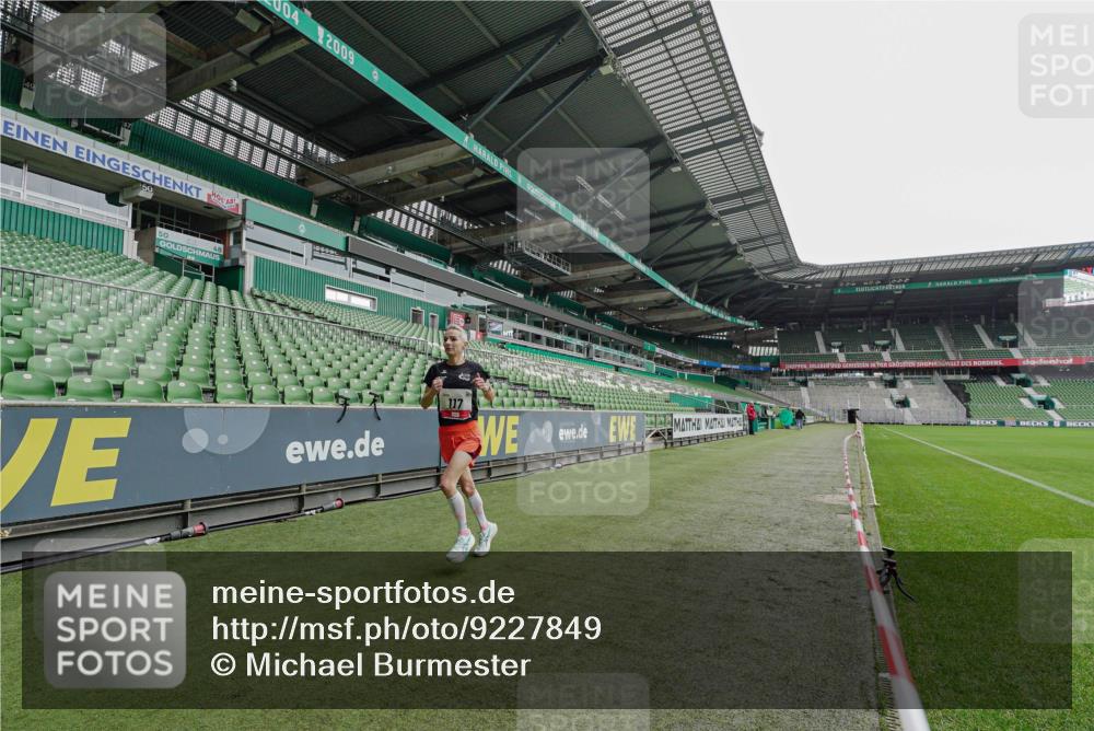 05.10.2025 - 20. swb-Marathon Bremen Michael Burmester http://msf.ph/oto/9227849 05.10.2025 12:21:05 Laufen im Stadion 117, 158, 909, 953, 964, 1528, 1101 meine-sportfotos.de