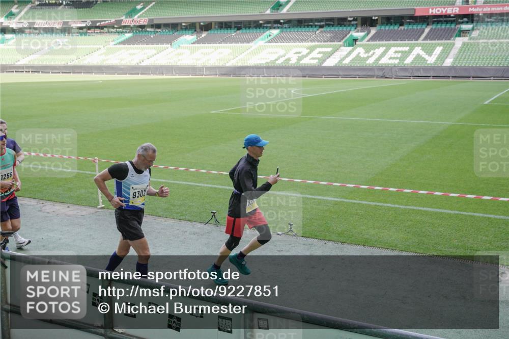 05.10.2025 - 20. swb-Marathon Bremen Michael Burmester http://msf.ph/oto/9227851 05.10.2025 10:25:01 Laufen im Stadion 8187, 9253, 9302, 9364, 9558, 9700, 9775, 10104, 10155, 10208, 10375, 10541, 10553, 10652, 10691, 10744, 10838, 10910, 10979, 11217, 11230, 11256, 11304, 11476, 11581, 11640, 11725, 9524, 10229, 10880, 11701 meine-sportfotos.de