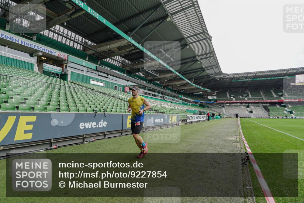 05.10.2025 - 20. swb-Marathon Bremen Michael Burmester http://msf.ph/oto/9227854 05.10.2025 12:22:03 Laufen im Stadion 1024, 117 meine-sportfotos.de