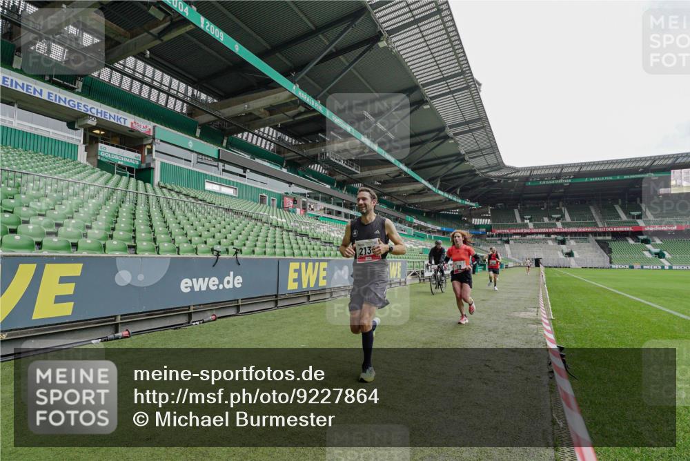 05.10.2025 - 20. swb-Marathon Bremen Michael Burmester http://msf.ph/oto/9227864 05.10.2025 12:22:34 Laufen im Stadion 4, 16, 456, 1024, 1351, 2138 meine-sportfotos.de