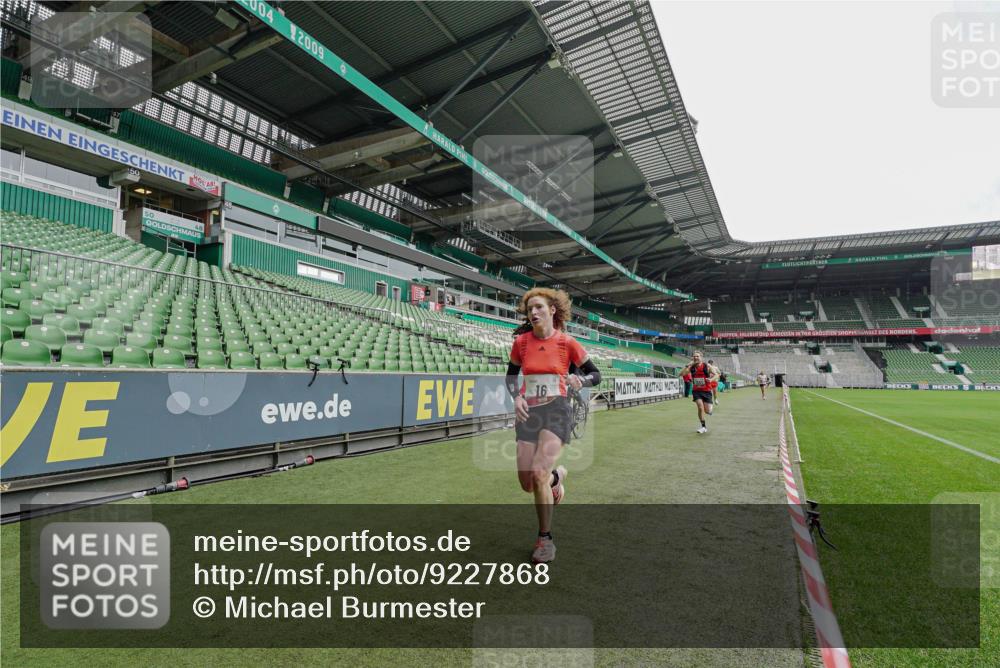 05.10.2025 - 20. swb-Marathon Bremen Michael Burmester http://msf.ph/oto/9227868 05.10.2025 12:22:35 Laufen im Stadion 4, 16, 456, 1024, 1351, 2138 meine-sportfotos.de