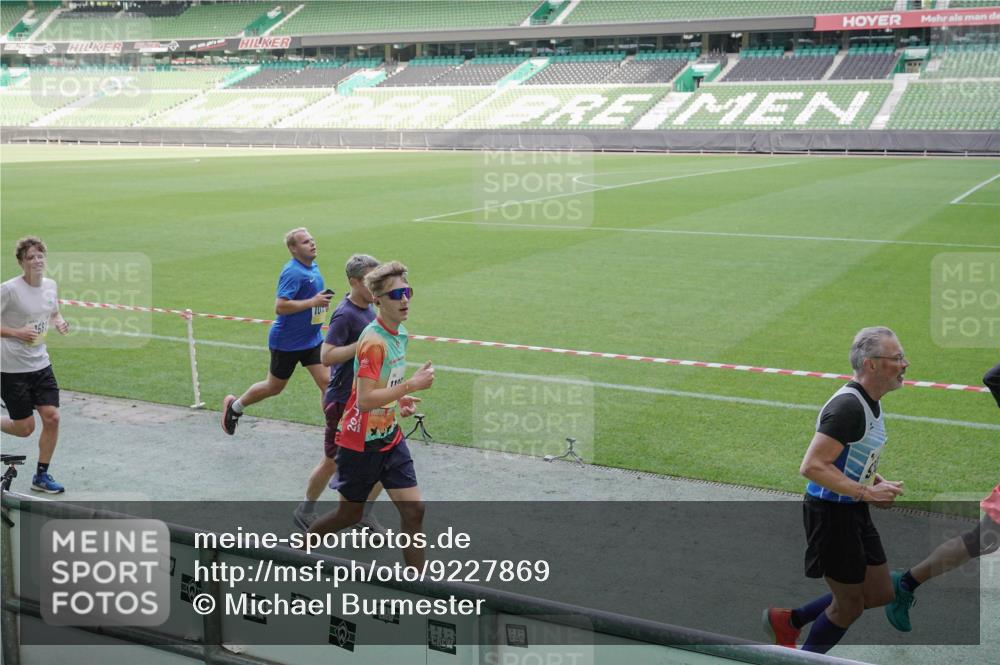 05.10.2025 - 20. swb-Marathon Bremen Michael Burmester http://msf.ph/oto/9227869 05.10.2025 10:25:02 Laufen im Stadion 8187, 9253, 9302, 9364, 9558, 9700, 9775, 10104, 10155, 10208, 10375, 10541, 10553, 10652, 10691, 10744, 10838, 10910, 10979, 11217, 11230, 11256, 11304, 11476, 11581, 11640, 11725, 9524, 10229, 10880, 11701 meine-sportfotos.de