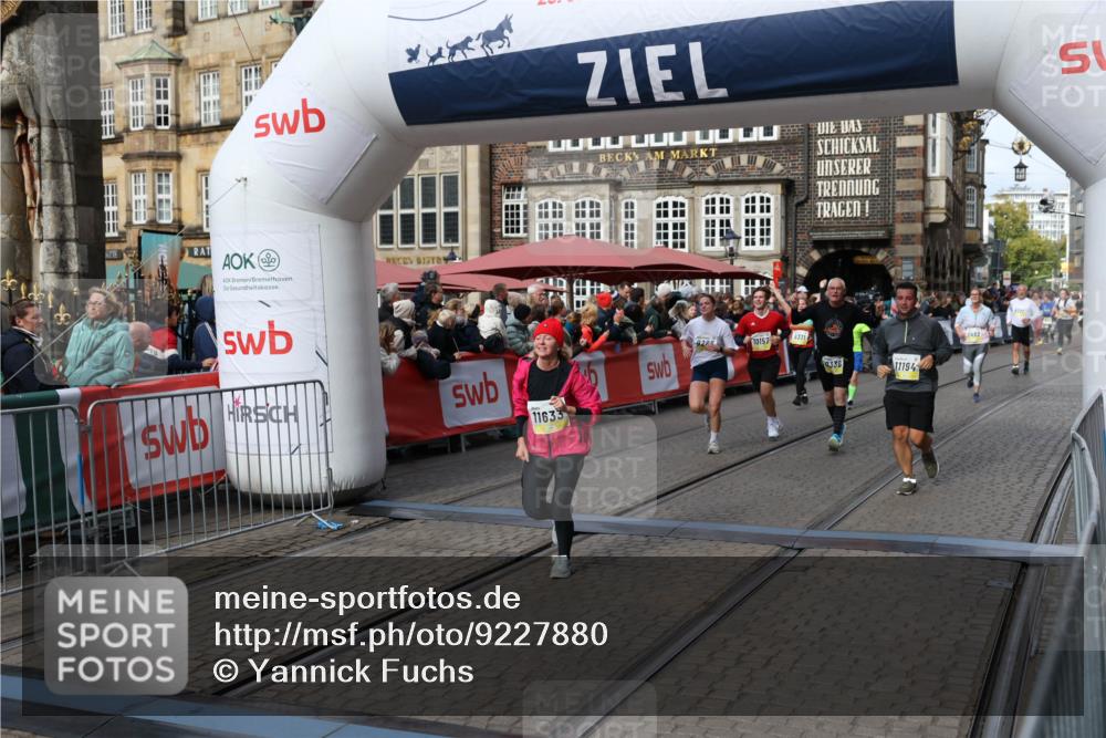 05.10.2025 - 20. swb-Marathon Bremen Yannick Fuchs http://msf.ph/oto/9227880 05.10.2025 11:01:35 Ziel 7908, 9286, 9371, 10157, 10336, 11194, 11633 meine-sportfotos.de