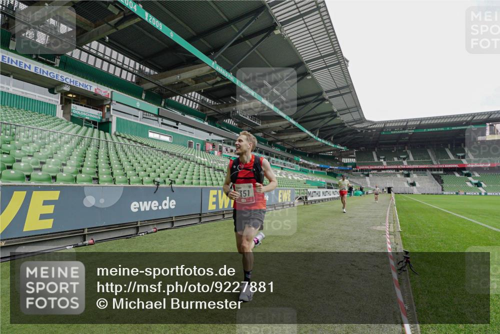05.10.2025 - 20. swb-Marathon Bremen Michael Burmester http://msf.ph/oto/9227881 05.10.2025 12:22:38 Laufen im Stadion 4, 16, 456, 1024, 1351, 2138 meine-sportfotos.de