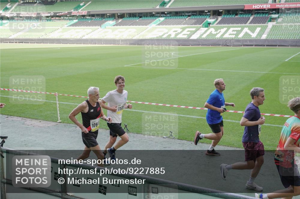 05.10.2025 - 20. swb-Marathon Bremen Michael Burmester http://msf.ph/oto/9227885 05.10.2025 10:25:03 Laufen im Stadion 8187, 9253, 9302, 9364, 9558, 9700, 9775, 10104, 10155, 10208, 10375, 10541, 10553, 10652, 10691, 10744, 10838, 10910, 10979, 11217, 11230, 11256, 11304, 11476, 11581, 11640, 11725, 9524, 10229, 10880, 11701 meine-sportfotos.de