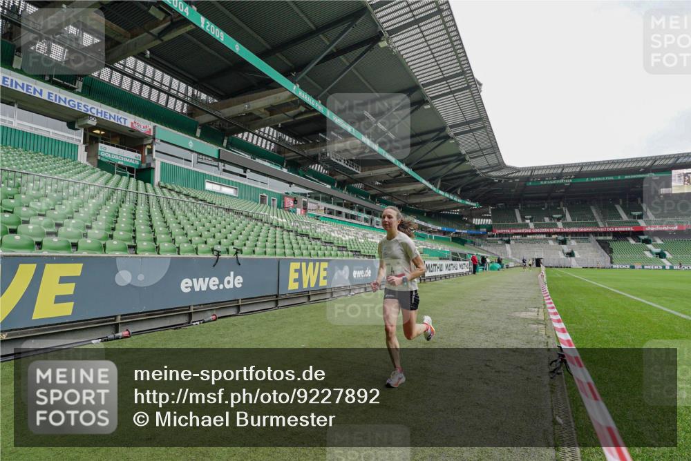 05.10.2025 - 20. swb-Marathon Bremen Michael Burmester http://msf.ph/oto/9227892 05.10.2025 12:22:45 Laufen im Stadion 4, 16, 351, 456, 1024, 1143, 1351, 2138 meine-sportfotos.de