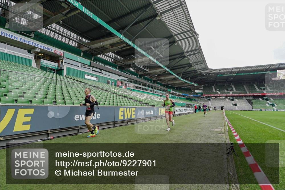 05.10.2025 - 20. swb-Marathon Bremen Michael Burmester http://msf.ph/oto/9227901 05.10.2025 12:23:16 Laufen im Stadion 4, 16, 44, 291, 351, 456, 681, 1143, 1351, 1363, 2138 meine-sportfotos.de
