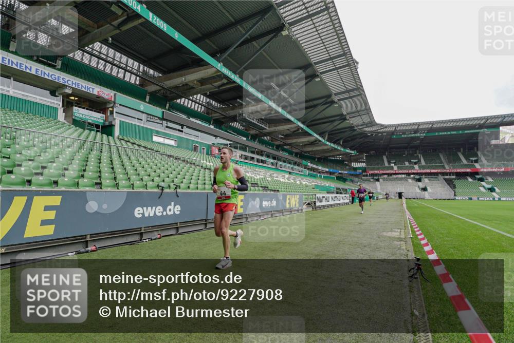 05.10.2025 - 20. swb-Marathon Bremen Michael Burmester http://msf.ph/oto/9227908 05.10.2025 12:23:18 Laufen im Stadion 4, 16, 44, 291, 351, 456, 681, 1117, 1143, 1351, 1363, 2138 meine-sportfotos.de