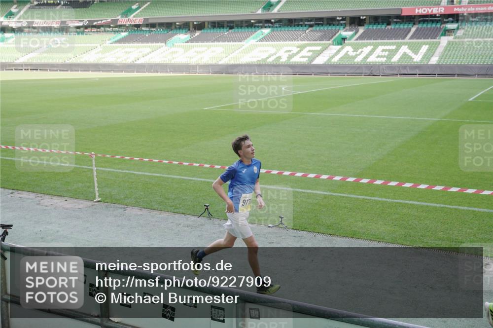 05.10.2025 - 20. swb-Marathon Bremen Michael Burmester http://msf.ph/oto/9227909 05.10.2025 10:25:08 Laufen im Stadion 8187, 9253, 9302, 9558, 9700, 9775, 10104, 10155, 10208, 10375, 10505, 10541, 10553, 10652, 10691, 10744, 10838, 10910, 10979, 11217, 11230, 11256, 11304, 11476, 11581, 11640, 11725, 9364, 9524, 10229, 10880 meine-sportfotos.de