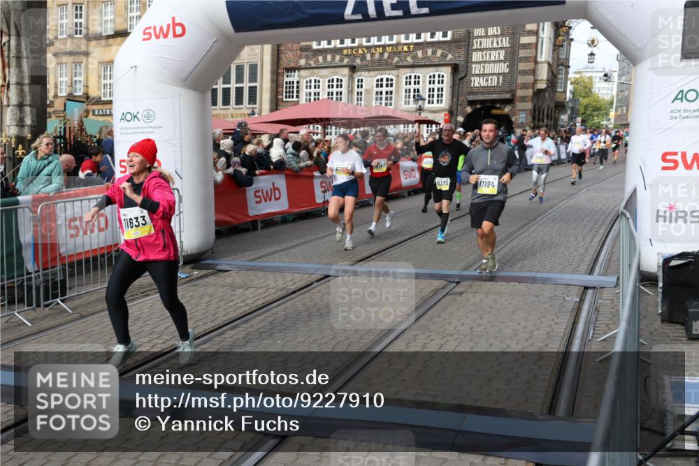 05.10.2025 - 20. swb-Marathon Bremen Yannick Fuchs http://msf.ph/oto/9227910 05.10.2025 11:01:36 Ziel 7908, 9286, 9371, 10157, 10336, 11194, 11493, 11633 meine-sportfotos.de