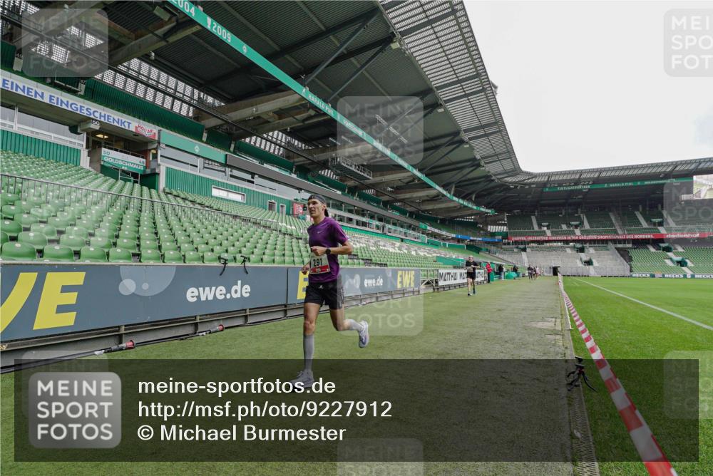 05.10.2025 - 20. swb-Marathon Bremen Michael Burmester http://msf.ph/oto/9227912 05.10.2025 12:23:22 Laufen im Stadion 4, 16, 44, 291, 351, 456, 681, 1117, 1143, 1351, 1363, 2138 meine-sportfotos.de