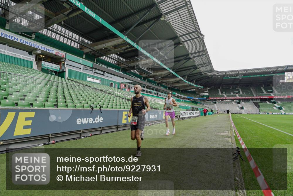 05.10.2025 - 20. swb-Marathon Bremen Michael Burmester http://msf.ph/oto/9227931 05.10.2025 12:23:35 Laufen im Stadion 44, 291, 351, 681, 691, 1117, 1143, 1363, 1587, 1714, 4, 16, 456, 1351, 2138 meine-sportfotos.de